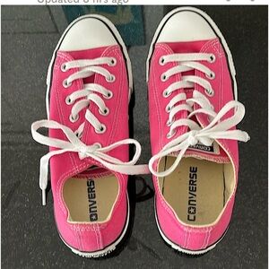 Converse Hot Pink Size 8 Excellent condition. Classic comfort.